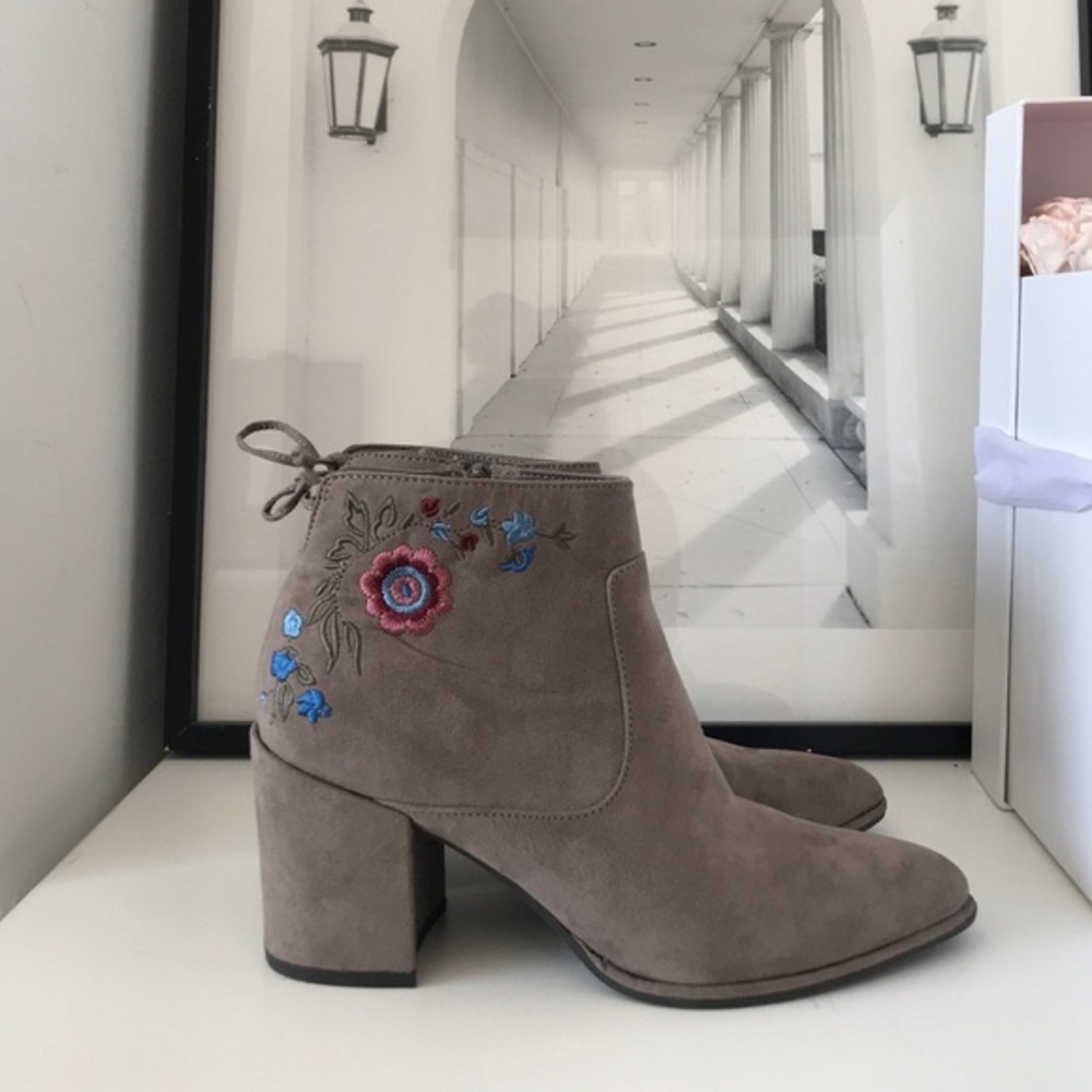 UNISA Faux suede block heeled pointy toe floral